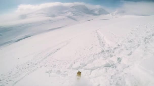 Mannen skidåkare skidåkning ner berget — Stockvideo