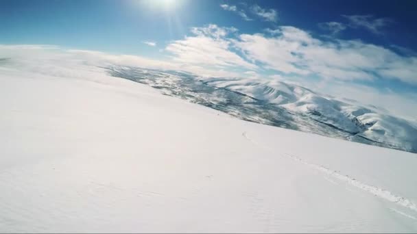Mężczyzna narciarz na nartach w dół góry samotnie — Wideo stockowe