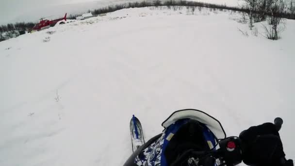 Ο άνθρωπος μονάδες snowmobile στο βουνό — Αρχείο Βίντεο