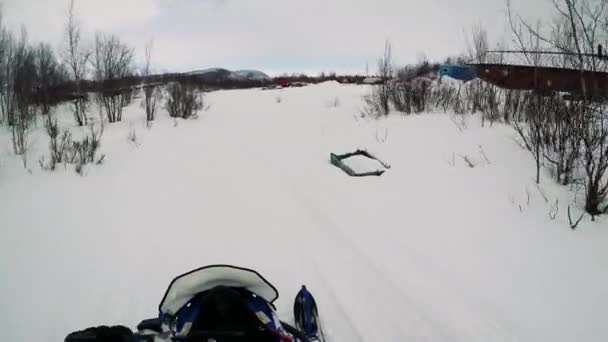 El hombre conduce la moto de nieve en la montaña — Vídeo de stock