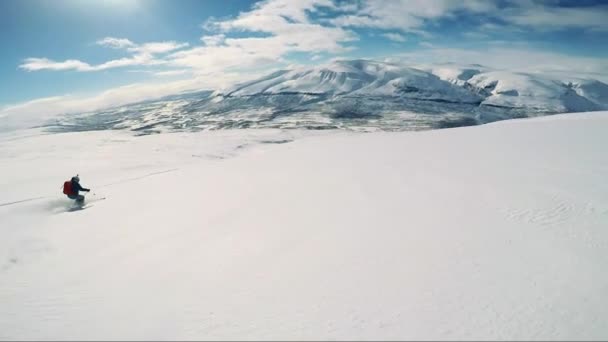 Uomo sciatore sci giù montagna con gli amici — Video Stock