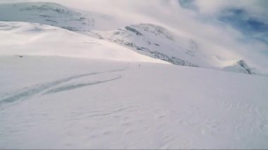 Arkadaş grubu dağdan aşağı Kayak adam kayakçı 