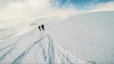 Adam kayakçı dağdan aşağı kayak için hazır hale getirilir