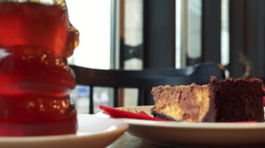 Pasta, buzlu çay ve bal bir kafede bir masada  