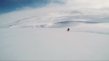 Arkadaş grubu dağdan aşağı Kayak adam kayakçı