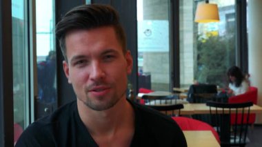 adam bir kafe ve görüşmeler için kamera