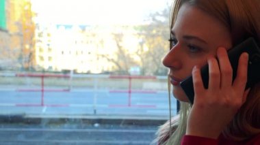 kadın bir kafe ve bir akıllı telefon görüşmeleri