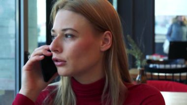 kadın bir kafe ve bir akıllı telefon görüşmeleri