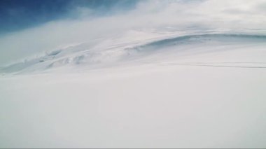 Adam kayakçı dağdan aşağı Kayak