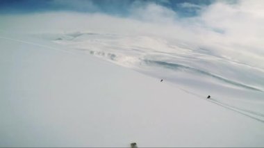 Arkadaş grubu dağdan aşağı Kayak adam kayakçı