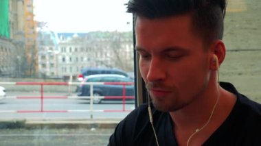 adam bir kafe ve bir smartphone cep telefonu ile müzik dinler   
