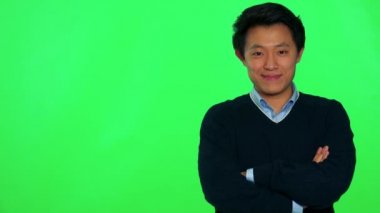 Onun göğüs kısmı katlanmış silah ile Asya adam