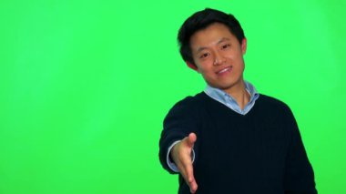 adam gülümsüyor ve elini bir el sıkışma için genişletir