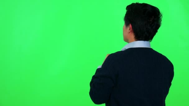 Aziatisch mens prosit met de rug naar de camera — Stockvideo