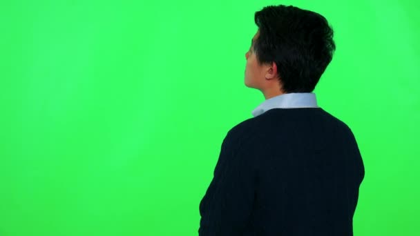 Man met zijn rug naar de camera wacht op iemand — Stockvideo