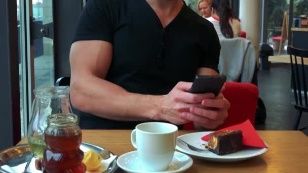 Homem tira fotos de sua refeição — Vídeo de Stock