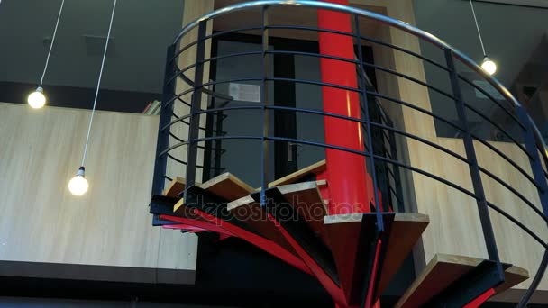 Спиральная лестница в кафе — стоковое видео