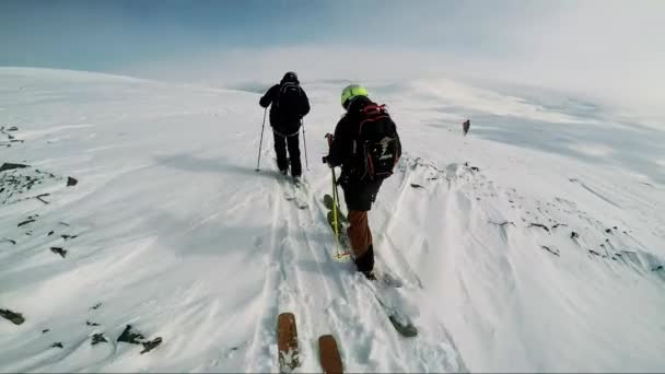 Sciatore uomo è in cima alla montagna con gli amici — Video Stock