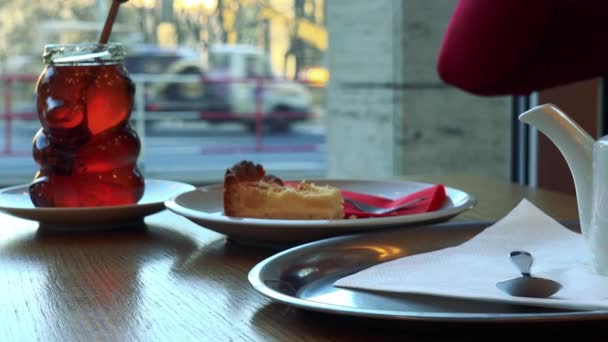 カフェやドリンクの紅茶で食事を持つ女性 — ストック動画