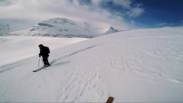 Hombre esquiador esquiando montaña abajo — Vídeos de Stock