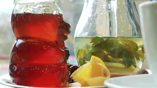 Green tea and honey on a table in a cafe — Stock Video