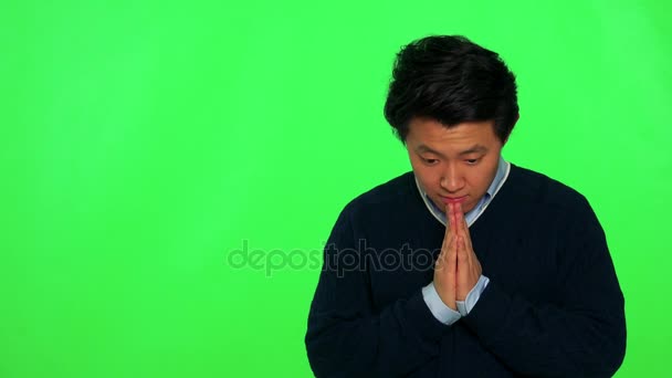 Azjatycki człowiek modli się z ręce splecione ze sobą — Wideo stockowe
