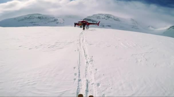 Hombre esquiador pasea en esquí con amigos — Vídeos de Stock