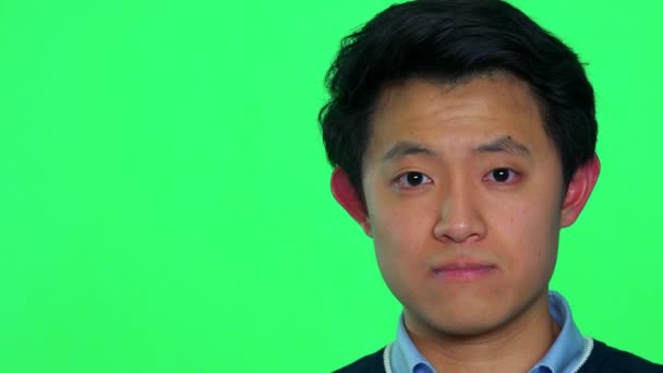 Aziatisch mens kijkt naar de camera — Stockvideo