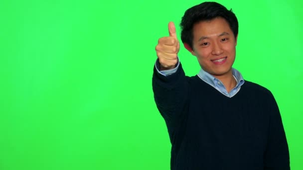 Asiat se usmívá a ukazuje palec — Stock video