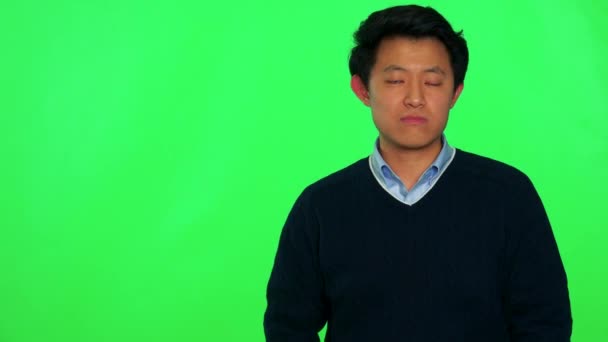 Asiático hombre sacude su cabeza desaprobadamente — Vídeos de Stock