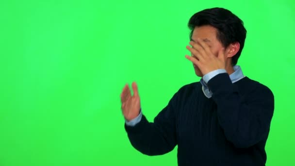 Ásia homem é irritado no algo fora o câmara — Vídeo de Stock