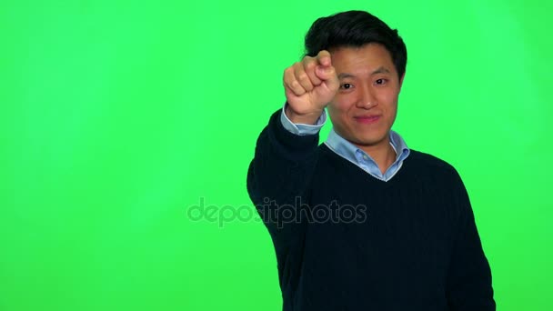 Asiático homem aponta para a câmera com um sorriso — Vídeo de Stock