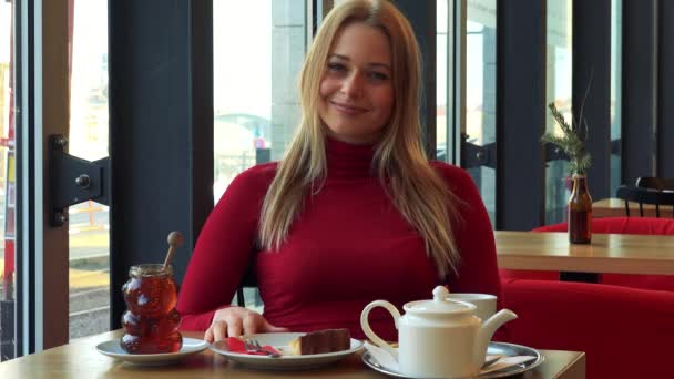 Женщина в кафе и показывает большой палец вверх — стоковое видео