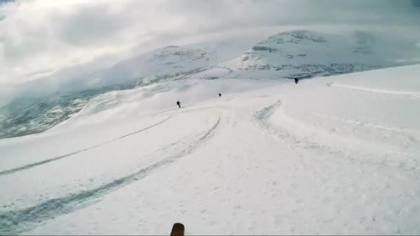 Skifahrer fährt mit Freunden den Berg hinunter