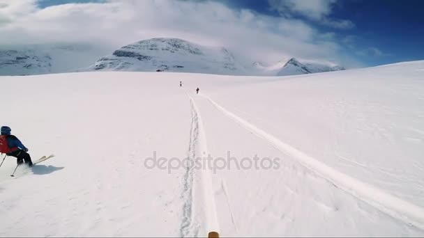 Man skier skiing down with friends — Stock Video