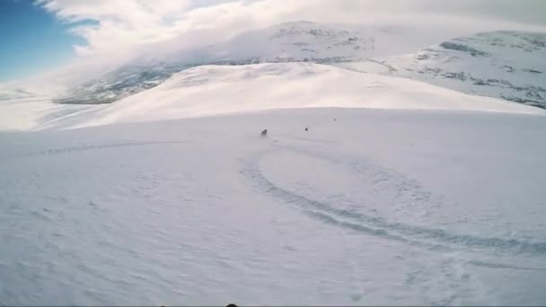 Mannen skidåkare skidåkning ner berget med vänner — Stockvideo