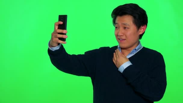 Asian man takes a selfie with a smartphone — Stock Video