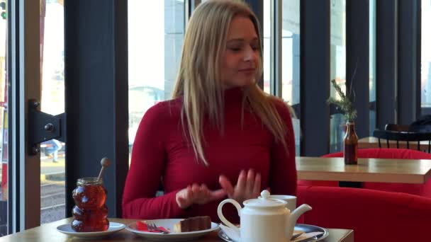 Vrouw in een café en dansen met een glimlach — Stockvideo