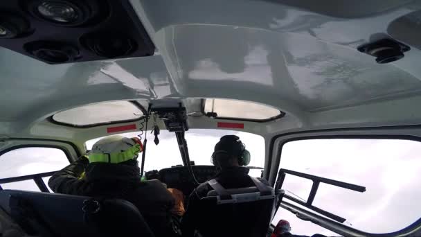 Hombre esquiador vuela en helicóptero como pasajero — Vídeos de Stock