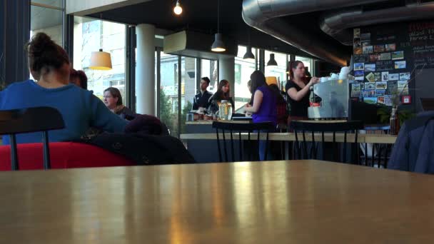 Ein überfüllter Innenraum eines Cafés vom Tisch — Stockvideo