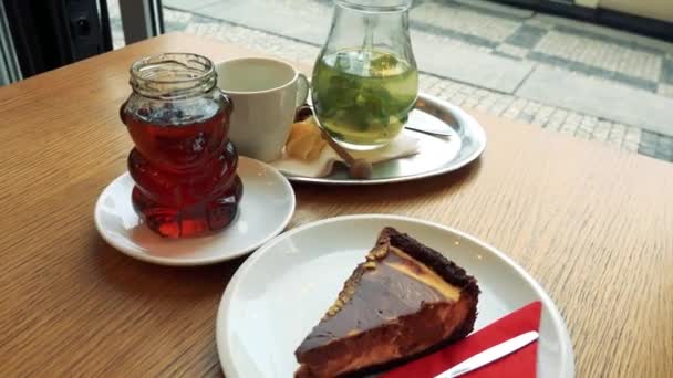 Torta e tè su un tavolo in un caffè dall'alto — Video Stock