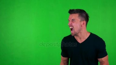 genç yakışıklı beyaz adam kızgın