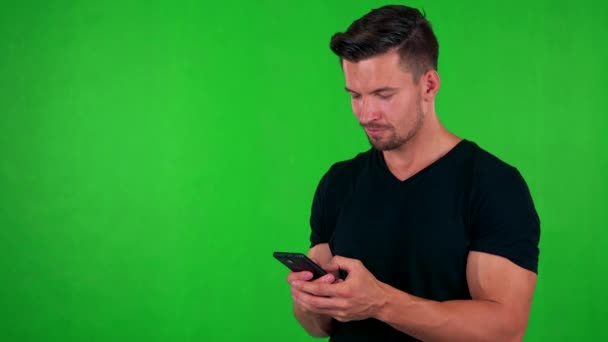 Mens werken (typen) op smartphone — Stockvideo