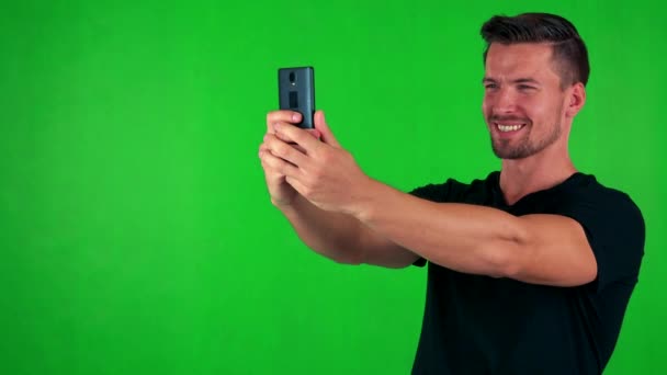 Man foto's met smartphone (selfie) — Stockvideo