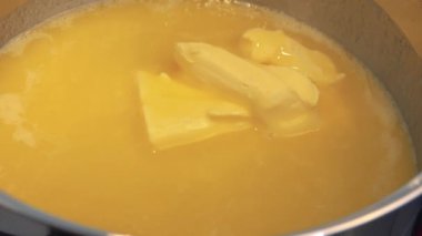 Tereyağı parçalarını çelik bir kapta eritin 