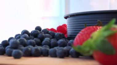 Meyve ve form üzerinde bir mutfak tezgahı