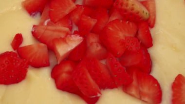 Krem çelik bir kase çilek düşmek 