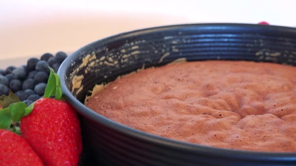 Une base de gâteau sous une forme et des fruits sur un comptoir de cuisine — Video