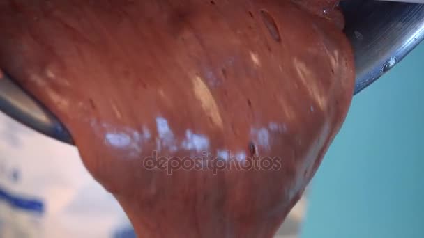 Schokolade Zuckerguss wird aus einer Schüssel gegossen — Stockvideo