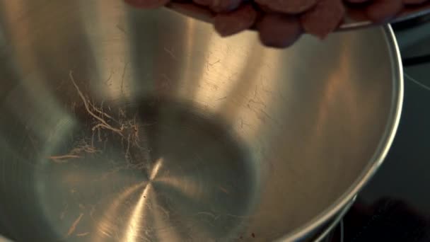 Koyu çikolata parçaları bir kasenin içine dökülür — Stok video